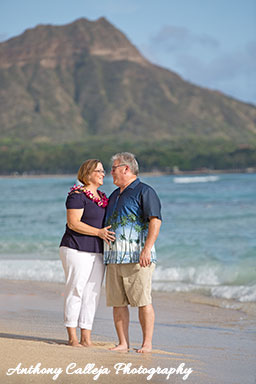 couples photo session near the Steak Shack Waikiki beach