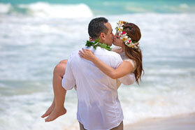 Honeymoon photographer Honolulu Oahu Hawaii