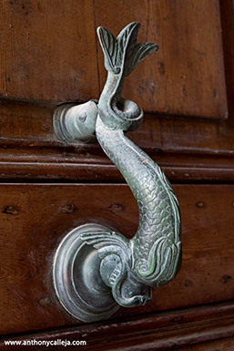 Maltese door knockers, or “il-ħabbata”, in the native language, are a feature of most traditional Maltese houses. If you’ve ever taken a stroll through the streets of Mdina and Rabat, chances are you’ve already spotted a few of these characterful pieces.