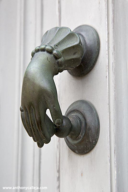 Maltese door knockers, or “il-ħabbata”, in the native language, are a feature of most traditional Maltese houses. If you’ve ever taken a stroll through the streets of Mdina and Rabat, chances are you’ve already spotted a few of these characterful pieces.