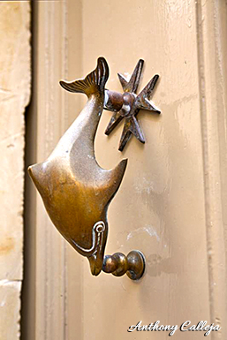 Maltese door knockers, or “il-ħabbata”, in the native language, are a feature of most traditional Maltese houses. If you’ve ever taken a stroll through the streets of Mdina and Rabat, chances are you’ve already spotted a few of these characterful pieces.
