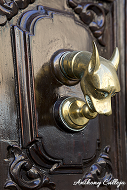 Maltese door knockers, or “il-ħabbata”, in the native language, are a feature of most traditional Maltese houses. If you’ve ever taken a stroll through the streets of Mdina and Rabat, chances are you’ve already spotted a few of these characterful pieces.