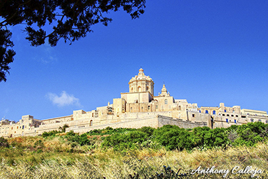 Mdina, Malta. Mdina (Maltese: L-Imdina [lɪmˈdiːnɐ]; Italian: Medina), also known by its Italian epithets Città Vecchia ("Old City") and Città Notabile ("Notable City"), is a fortified city in the Western Region of Malta which served as the island's former capital, from antiquity to the medieval period. The city is still confined within its walls, and has a population of 250.
