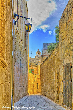 Mdina's streets are known for their narrow, cobbled paths and historic charm. These streets, often described as "silent," feature grand stone buildings and flower-lined alleyways, offering a unique glimpse into the past. Some of the notable streets include Triq Inguanez, Triq San Pawl, and Triq Villegaignon. 