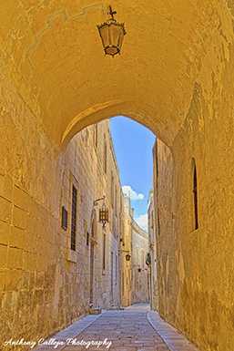 Mdina's streets are known for their narrow, cobbled paths and historic charm. These streets, often described as "silent," feature grand stone buildings and flower-lined alleyways, offering a unique glimpse into the past. Some of the notable streets include Triq Inguanez, Triq San Pawl, and Triq Villegaignon. 
